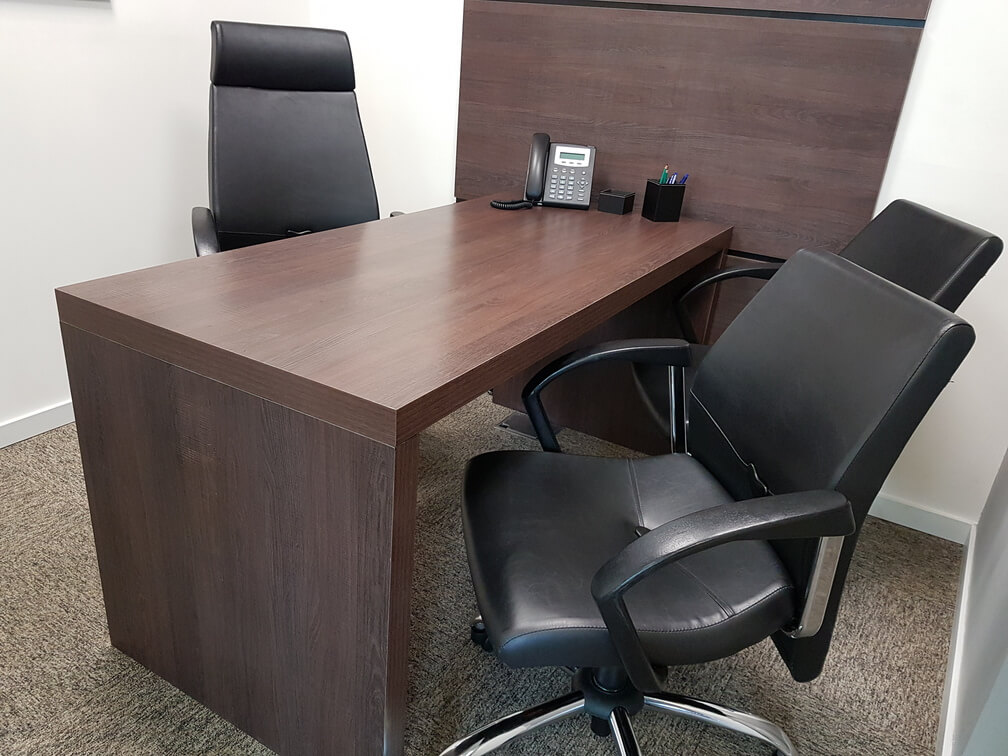 Sala de Reunião com mesas