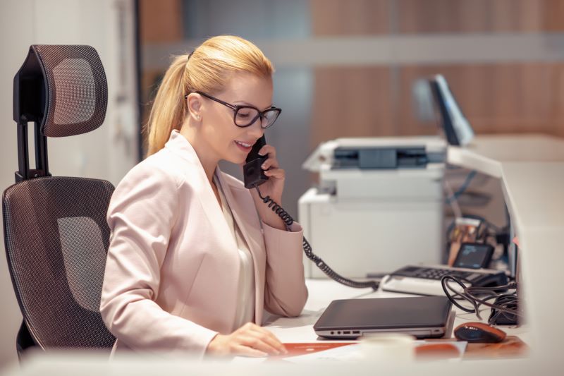 o que é um escritório virtual​: secretária atendendo telefone em escritório