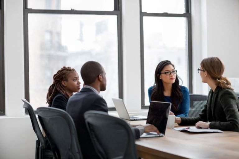 posicionamento de mercado: equipe em sala de reunião